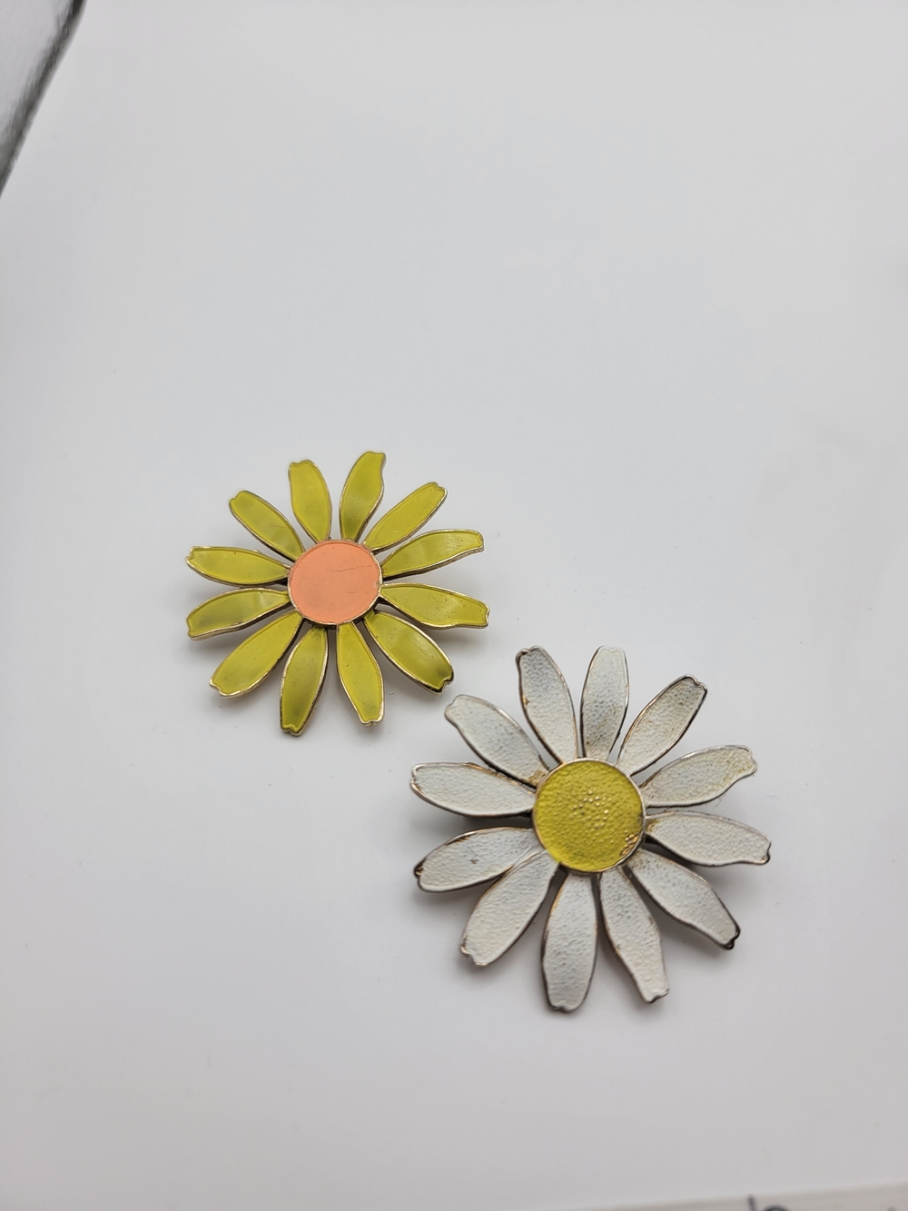 Vintage Yellow and White Floral Daisy Enamel Brooch Set